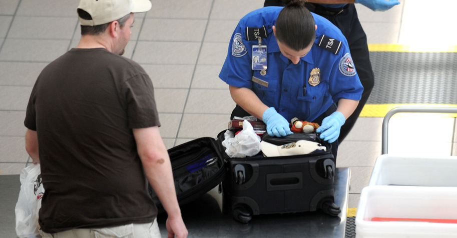 TSA-agent inspecteert koffer van reiziger